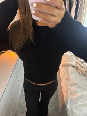 svart monki tröja - en svart snygg monki tröja med en kroppad passform. perfekt till ett par jeans osv. priset kan absolut diskuteras 