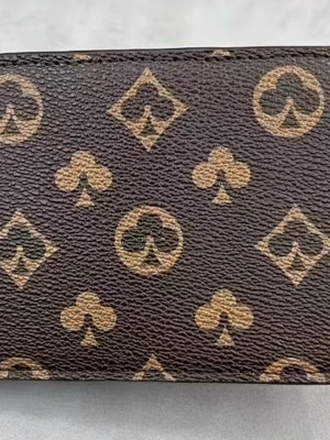 Brun plånbok med spelkortsmönster - Snygg brun plånbok i konstläder med spelkortsinspirerat mönster i beige. Plånboken har flera kortfack och en klassisk vikbar design. Perfekt för dig som gillar unika accessoarer med lite extra attityd.