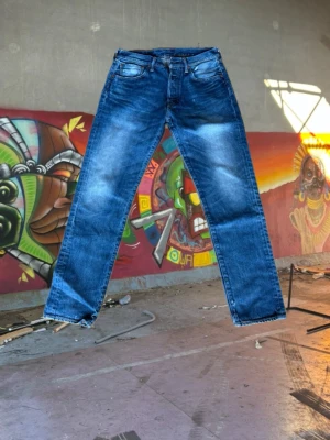 Levis 501  - Sjukt snygga Levis 501 med cool wash. Helt okej skick men finns slitningar. Enligt mig ger slitningarna mer beskrivande effekt. 32/32