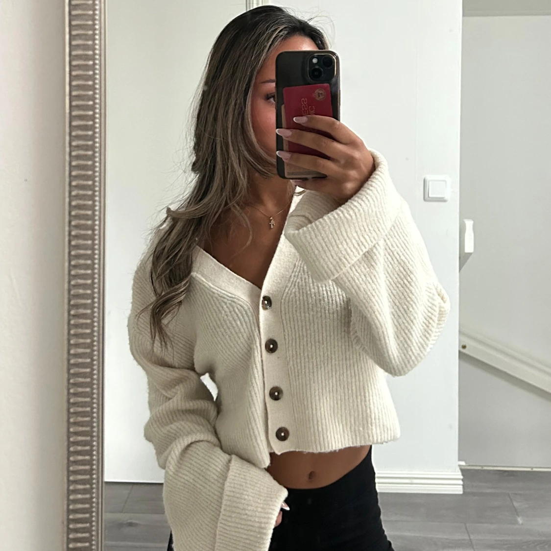 Vit croppad kofta med knappar