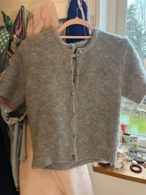 Kofta  - Använd ca 4 gånger, så den är i väldigt bra skick! 