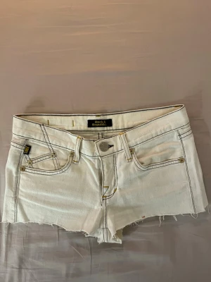 Vita jeansshorts från Rock & Republic - Korta lågmidjade ben vita jeansshorts från Rock & Republic! Skriv efter mått eller fler bilder