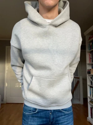 Que Sera Sera hoodie grå – helt ny – storlek S - Helt ny och i perfekt skick. Klassisk hoodie med kangaroo-ficka och avslappnad passform. Passar perfekt till jeans, sweatpants eller casual outfits.  Storlek: S Skick: Ny