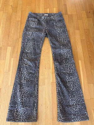 Leopardmönstrade jeans - Leopardmönstrade jeans från Nelly. Använda fåtal gånger och inga tecken på användning! Storlek 38