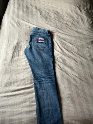 Saint Laurent jeans - Storlek 33. Höger ficka har litet hål ( se bild ) men de går enkelt att fixa själv eller hos en skräddare! 