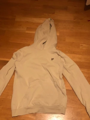 Beige hoodie från Lyle & Scott - Snygg beige hoodie från Lyle & Scott till ett riktigt bra pris 💸.  Skulle säga att den passar 160-170. Om du har några funderingar så är det bara att säga till