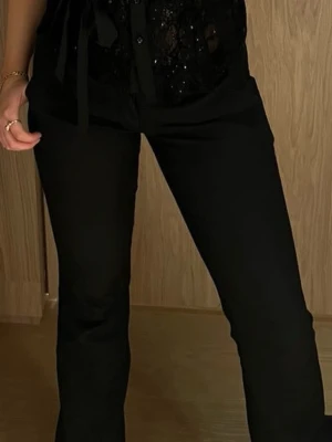 Kostymbyxor bikbok - Populära lågmidjade kostymbyxor från bikbok. Storlek 38 med passar mer som 36!💕