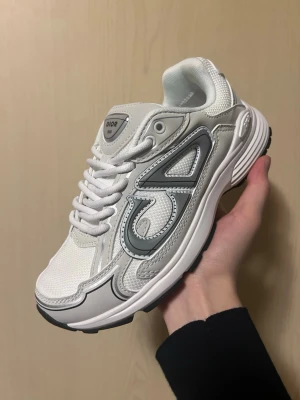 D B30 skor vit/grå - Skick: 9/10, precis som nya, felfri, endast testade, storlek 36