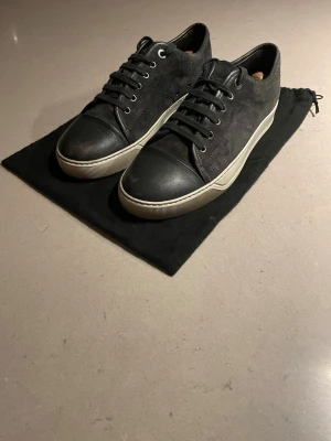 Svarta låga sneakers i mocka - Snygga svarta lanvins i med matt svart tåparti i läder och vita sulor. Perfekta för en stilren och avslappnad look. Kontakta vid frågor pris kan diskuteras