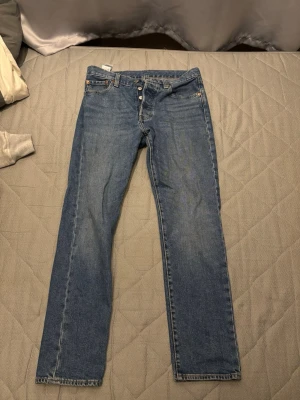 Jeans - Hejsan säljer ni ett par Levi jeans i storlek w29 L30 andvända 2-3 gånger, skriv om ni har funderingar 