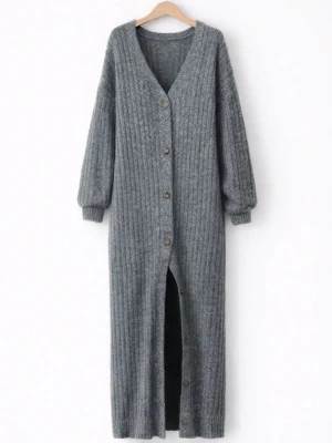 Lång grå ribbstickad kofta - Adoore inspirerad  - Lång, ribbad stickad klänning i mörkgrå ton med v-ringning och knappar framtill. Klänningen har långa ärmar, en markerad slits framtill och en oversized passform. Perfekt för höst och vinter när du vill vara både varm och snygg.