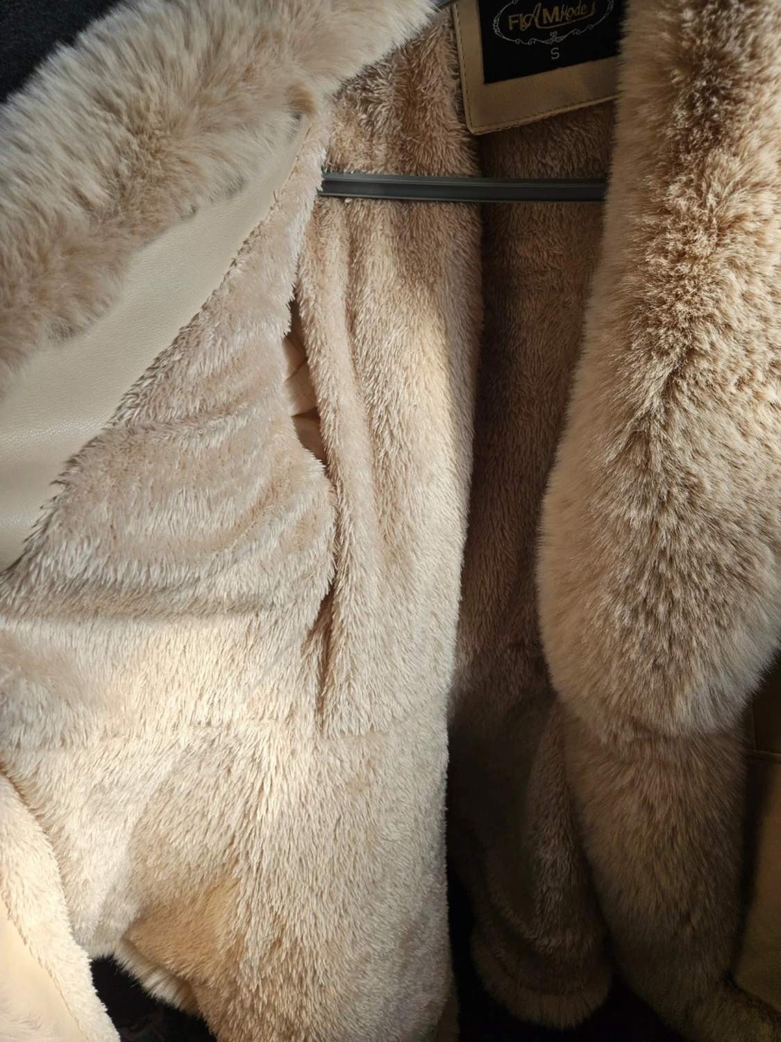 Beige fuskpäls-kappa från Profimod - 4