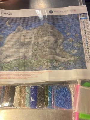 Diamond painting med vargmotiv 36x26 cm - Säljer ett komplett diamond painting-kit från Pärlor och Pyssel med motiv av två vargar under en månskenshimmel. Kitet innehåller canvas (36x26 cm), pärlor i olika färger, pärlpenna och bricka. Perfekt för dig som gillar pyssel och kreativa projekt.