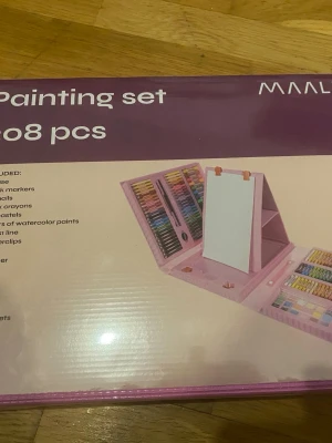 Maaliväri rosa konstnärsset 208 delar - Konstnärsset från MAALI med 208 delar i en rosa plastväska. Innehåller färgpennor, kritor, vattenfärger, oljepasteller och papper. Perfekt för dig som vill ha allt samlat för att rita och måla i olika tekniker.