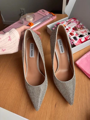 Glittriga pumps från Steve Madden - Är st 38 men känns stora. Tror de passar bättre om man har 38.5/39. Använda 1 gång.