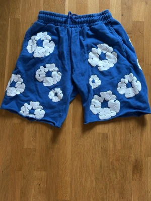 Blåa Denim Tears shorts - Blåa Denim Tears shorts i storlek L (sitter som M) har använt 1-2 gånger, skicket är som nytt!