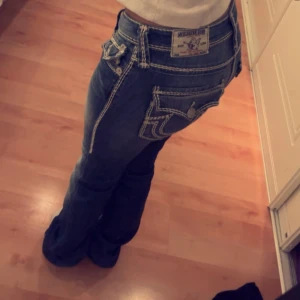 True religion jeans  - Säljer dessa lågmidjade true religion jeans som tyvärr är för långa för mig.  Pris kan diskuteras💕 skriv om frågor☺️