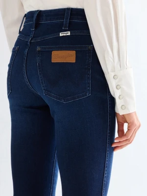 Mörkblå bootcut jeans med låg midja - Snygga mörkblå bootcut jeans med hög midja och klassisk femficksdesign. Jeansen har en lätt sopad tvätt och är tillverkade i stretchigt denimtyg sopass att de sitter bekvämt men ändå slimmat över låren innan de går ut nedtill. Nypris: 1000kr