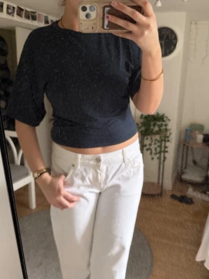 Marinblå topp - En marinblå topp som är tight vid midjan från Lager 157 i storlek L. Säljer då jag aldrig använt/använder den! Hör av dig vid frågor🥰