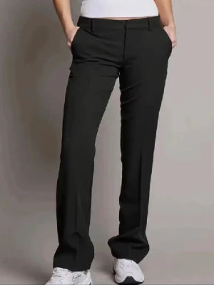 kostymbyxor - säljer mina low waist kostymbyxor från bikbok eftersom dem inte kommer till användning💕