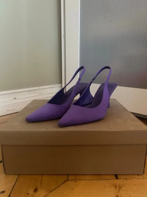 Lila kittenheels - Lila strapback kittenheels 💜 (Smutsiga sidor - Se bilder)  (Saknar klackspets!!! Se sista bilden) Jättefina men är tyvärr för stora för mig, Storlek 39 🌸