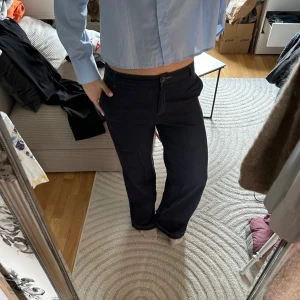 Mörkblå jeans Zara - Mörkblå jeans från zara, pris kan diskuteras 💕