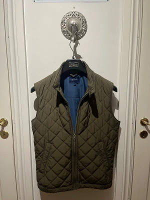 GANT Väst  - En elegant väst från GANT. Passar för den som vill hålla klass hela vägen. Vid frågor, låt mig veta! Mvh SecondTreasures 👨🏼‍🎨