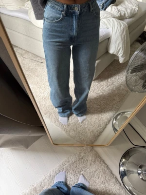 Blå raka jeans - Säljer ett par ljusblå jeans med rak passform. Storlek 32 men sitter som en 34, dom är i modellen tall.