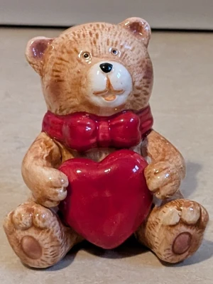 Jätte söt björn  - Bilderna visar en liten prydnadsbjörn som håller ett rött hjärta.