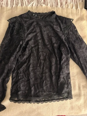 Spetströja - Spetströja med genomskinliga ärmar