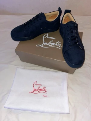 Christian louboutin marin blå - Christian louboutin marin blå helt nya och helt oanvända. Storlek 43