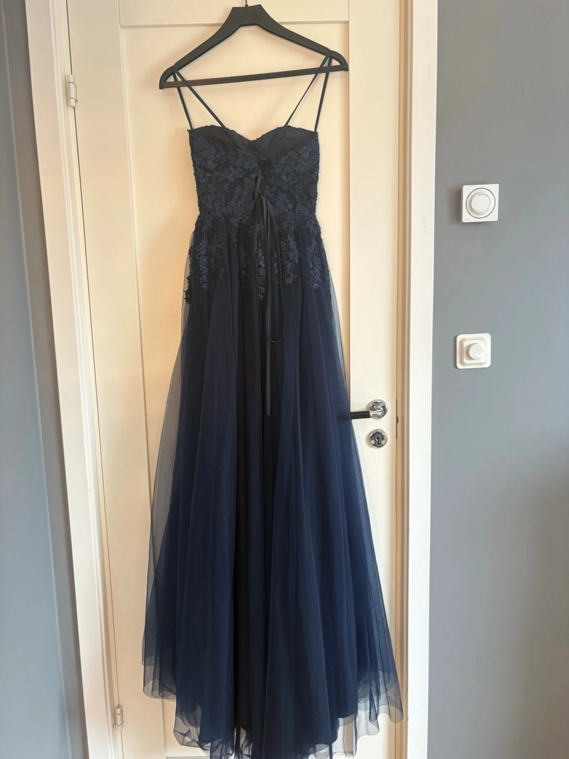 Marinblå långklänning med spetsdetaljer - 1