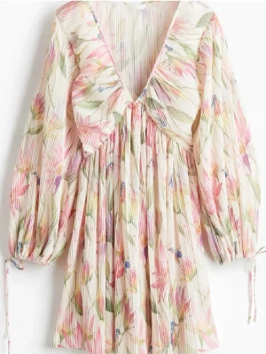 Klänning - Jättefin och somrig klänning från hm, säljer då den är lite stor för mig, använd en gång