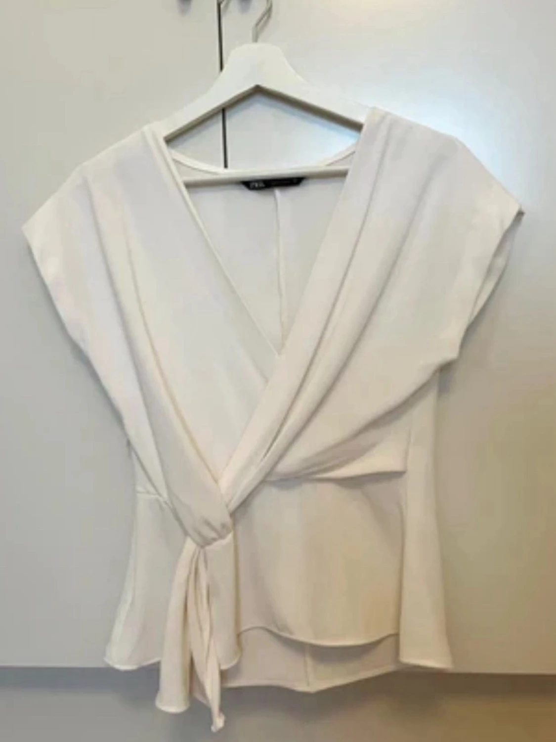 Vit omlottblus med knytband