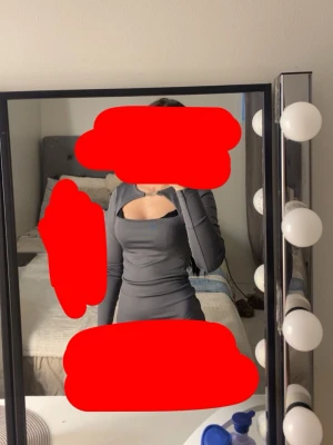 Grå långärmad tight snygg tröja  - Säljer en stilren grå tröja med lång ärm och tight passform. Den är storlek S den passar folk med storleken XS med. Tröjan har en snygg cut-out detalj vid bröstet som ger en modern look. Perfekt för dig som gillar minimalistisk stil. 