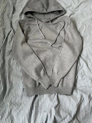 Grå merino ull hoodie - Säljer en grå merinoull hoodie den är helt oanvänd eftersom den var för liten för mig 