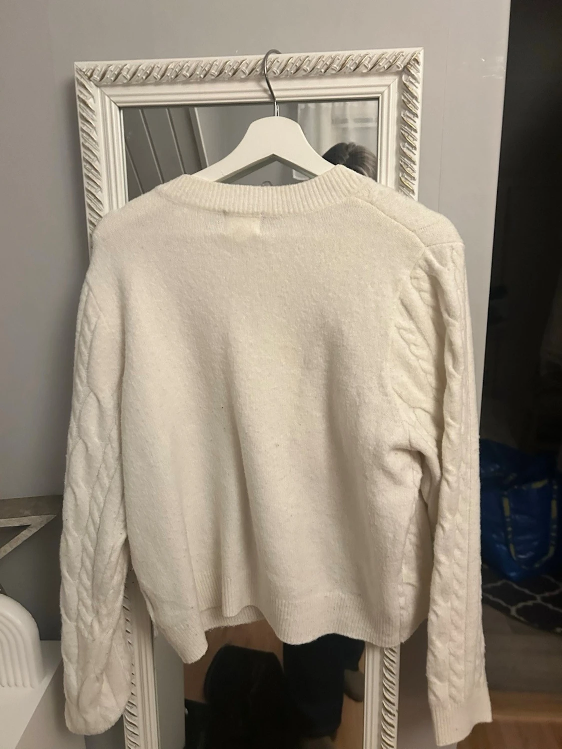 Vit kabelstickad kofta med pärlknappar - 1