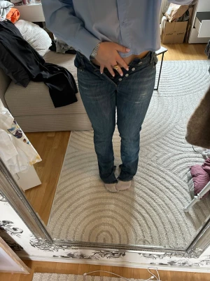 Jeans med slits - Skitnajs jeans köpta i Frankrike som tyvärr blivit försmå, de är lagade några gånger mellan benen då det slits snabbt där. Kontakta gärna vid frågor!🩵