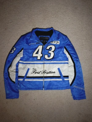 Dakota Motors Jacka - Riktigt cool och unik jacka från Dakota Motors! Jackan är i superfint skick och har inga tecken på användning! Size M. Bara att skriva vid minsta fundering!