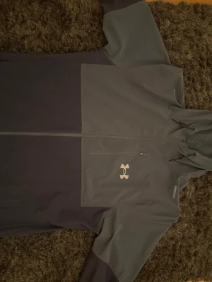 Under Armour jacka - Grå underarmour jacka storlek M , mycket bra skit 