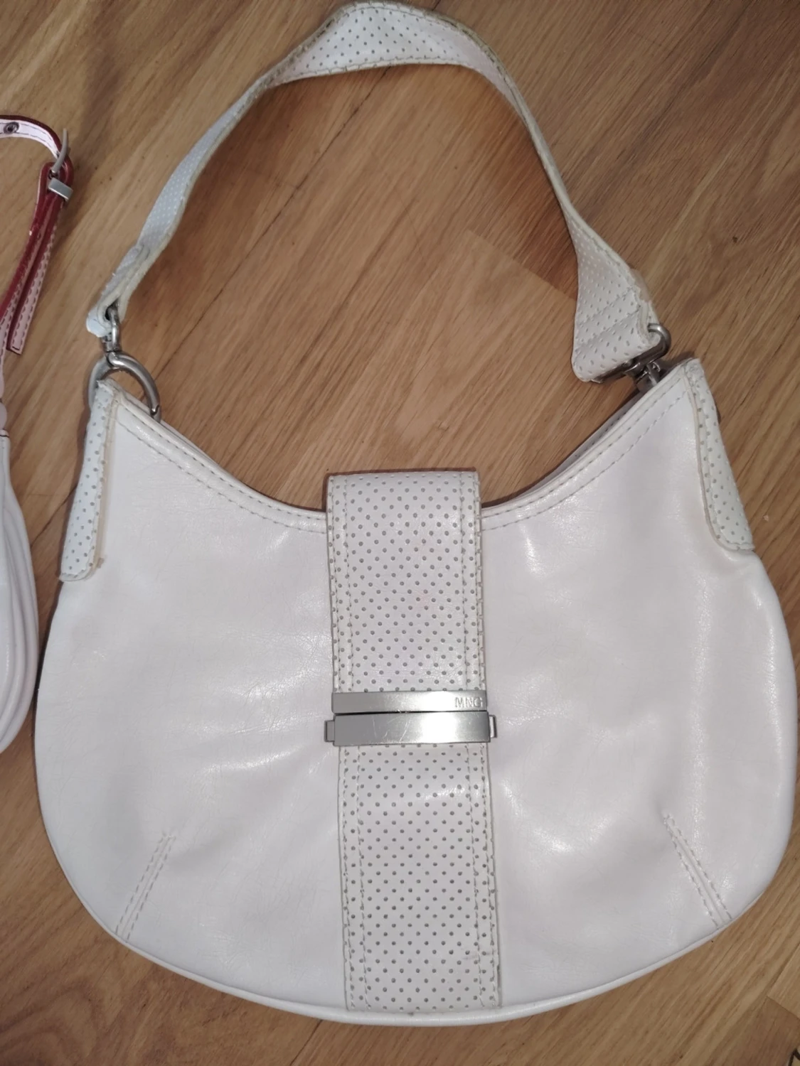 Vit handväska  från Mango med metallspänne - 1