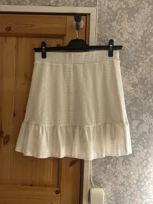 Vit kjol  - Vit kort kjol från New Yorker. Mycket bra skick använd fåtal gånger. Hör av vid frågor!💗