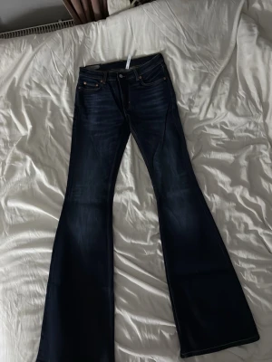 Blåa flare jeans från Weekday - Flame jeans från weekday. Köpta för 590 kr.
