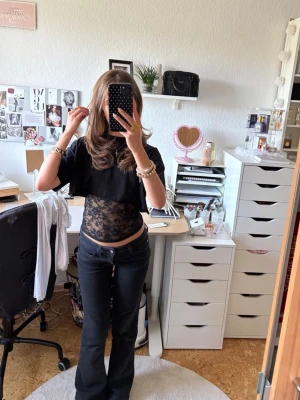 Svarta bootcut jeans med låg midja - Säljer ett par svarta lågmidjade jeans med utsvängda ben och låg midja. 🥰❤️