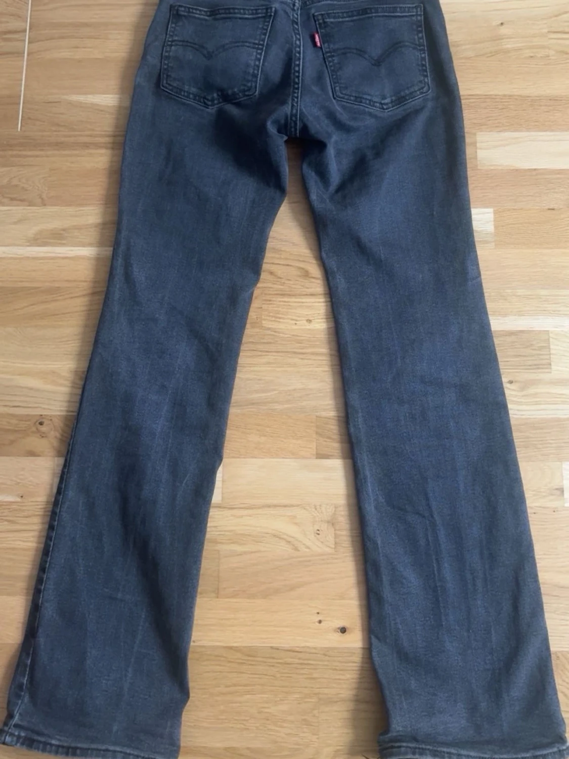 Grå bootcut jeans från Levi's - 1