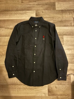 Svart skjorta från Ralph Lauren - Aldrig använd endast testad en gång. Hör av dig vid frågor