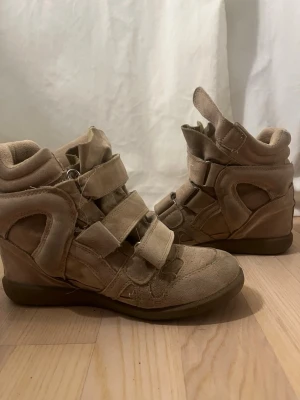 Högklackade skor - Skriv för fler bilder Köpte dessa och ett par gröna (se i profil) på loppis, de är på tok för små och storlek står ej då förra ägaren skrapat bort det.  Jag uppskattar storleken som ca 36 mer eller mindre.