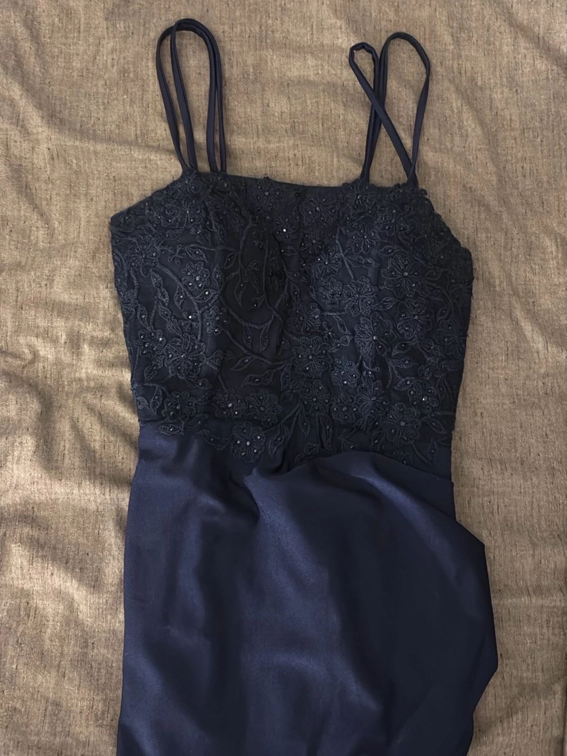 Mörkblå lång klänning med spetsdetaljer - 2