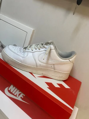 Nike Air Force 1 vita låga sneakers - Klassiska vita Nike Air Force 1 sneakers nästan helt nya.