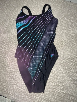 Baddräkt Aquarapid - Insydd lite i axelbanden så passar personer men kortare överkropp. I övrigt knappt använd. 